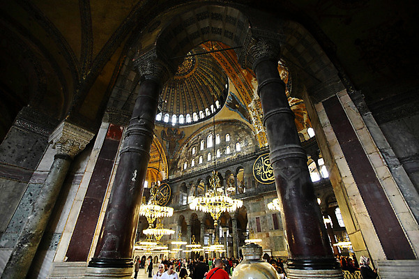 포토 JPG 해외풍경 해외 건축물 건축 로우앵글 고건축 중동 건축양식 해외건축 서양건축 종교건축 종교시설 조명 이스탄불 실내 여러명 내부 건물 관광지 성당 교회 여행객 기둥 사찰 사원 군중 천장 아치 박물관 모스크 이슬람건축 샹들리에 아야소피아 튀르키예 국내포토 나라 아시아 종교 뷰포인트 여행 다수 사람 풍경 이슬람교 시설 파일형식