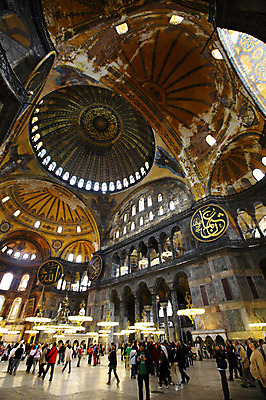 포토 JPG 해외풍경 해외 건축물 건축 고건축 중동 건축양식 해외건축 서양건축 종교건축 종교시설 조명 이스탄불 실내 여러명 내부 건물 관광지 성당 교회 여행객 기둥 사찰 사원 군중 천장 아치 박물관 모스크 이슬람건축 샹들리에 아야소피아 튀르키예 국내포토 나라 아시아 종교 여행 다수 사람 풍경 이슬람교 시설 파일형식