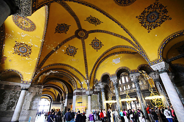 포토 JPG 해외풍경 해외 문양 건축물 건축 고건축 무늬 중동 건축양식 해외건축 서양건축 종교건축 종교시설 조명 이스탄불 실내 여러명 내부 건물 관광지 성당 교회 여행객 기둥 사찰 사원 군중 천장 아치 박물관 모스크 이슬람건축 샹들리에 아야소피아 튀르키예 국내포토 나라 아시아 종교 여행 다수 사람 풍경 이슬람교 시설 파일형식