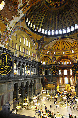 포토 JPG 해외풍경 해외 건축물 건축 고건축 중동 건축양식 해외건축 서양건축 종교건축 종교시설 조명 이스탄불 실내 여러명 내부 건물 관광지 성당 교회 여행객 기둥 사찰 사원 군중 아치 박물관 모스크 이슬람건축 샹들리에 아야소피아 튀르키예 국내포토 나라 아시아 종교 여행 다수 사람 풍경 이슬람교 시설 파일형식