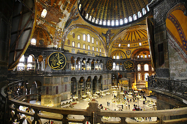 포토 JPG 해외풍경 해외 건축물 건축 고건축 중동 건축양식 난간 해외건축 서양건축 종교건축 종교시설 조명 이스탄불 실내 여러명 내부 건물 관광지 성당 교회 여행객 기둥 사찰 사원 군중 아치 박물관 모스크 이슬람건축 샹들리에 아야소피아 튀르키예 국내포토 나라 아시아 종교 여행 다수 사람 풍경 이슬람교 시설 파일형식