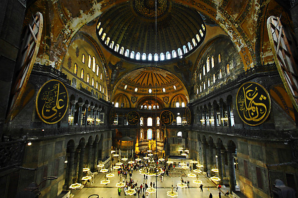 포토 JPG 해외풍경 해외 건축물 건축 고건축 중동 건축양식 해외건축 서양건축 종교건축 종교시설 조명 이스탄불 실내 여러명 내부 건물 관광지 성당 교회 여행객 기둥 사찰 사원 군중 아치 박물관 모스크 이슬람건축 샹들리에 아야소피아 튀르키예 국내포토 나라 아시아 종교 여행 다수 사람 풍경 이슬람교 시설 파일형식