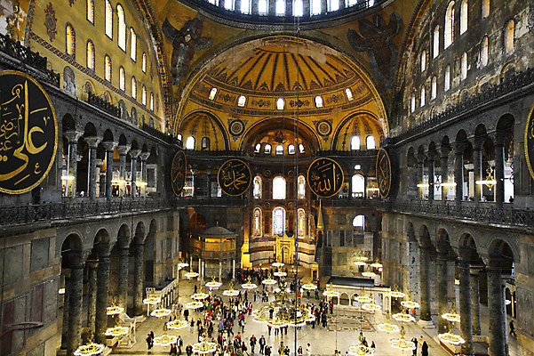 포토 JPG 해외풍경 해외 건축물 건축 고건축 중동 건축양식 해외건축 서양건축 종교건축 종교시설 조명 이스탄불 실내 여러명 내부 건물 관광지 성당 교회 여행객 기둥 사찰 사원 군중 아치 박물관 모스크 이슬람건축 샹들리에 아야소피아 튀르키예 국내포토 나라 아시아 종교 여행 다수 사람 풍경 이슬람교 시설 파일형식