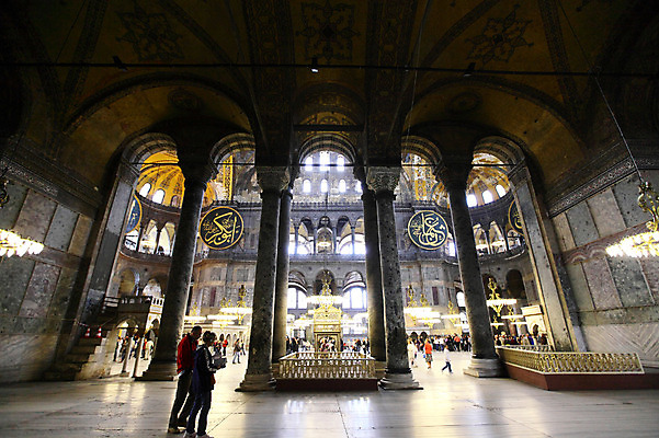 포토 JPG 해외풍경 해외 건축물 건축 고건축 중동 건축양식 해외건축 서양건축 종교건축 종교시설 조명 이스탄불 실내 여러명 내부 건물 관광지 성당 교회 여행객 기둥 사찰 사원 군중 아치 박물관 모스크 이슬람건축 샹들리에 아야소피아 튀르키예 국내포토 나라 아시아 종교 여행 다수 사람 풍경 이슬람교 시설 파일형식