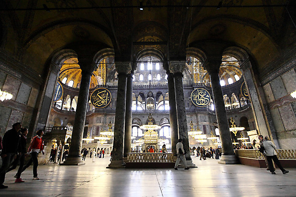 포토 JPG 해외풍경 해외 건축물 건축 고건축 중동 건축양식 해외건축 서양건축 종교건축 종교시설 조명 이스탄불 실내 여러명 내부 건물 관광지 성당 교회 여행객 기둥 사찰 사원 군중 아치 박물관 모스크 이슬람건축 샹들리에 아야소피아 튀르키예 국내포토 나라 아시아 종교 여행 다수 사람 풍경 이슬람교 시설 파일형식