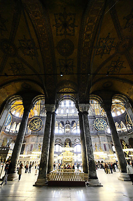 포토 JPG 해외풍경 해외 건축물 건축 고건축 중동 건축양식 해외건축 서양건축 종교건축 종교시설 조명 이스탄불 실내 여러명 내부 건물 관광지 성당 교회 여행객 기둥 사찰 사원 군중 아치 박물관 모스크 이슬람건축 샹들리에 아야소피아 튀르키예 국내포토 나라 아시아 종교 여행 다수 사람 풍경 이슬람교 시설 파일형식