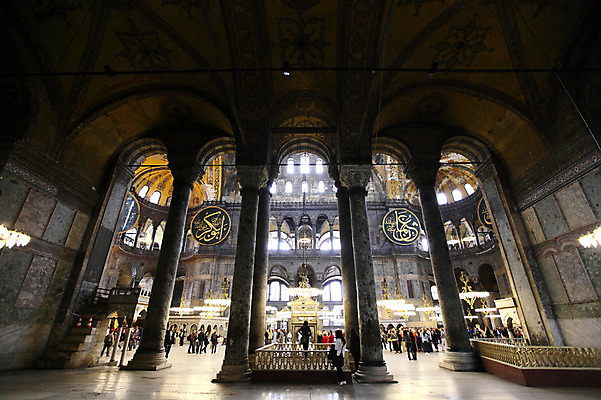 포토 JPG 해외풍경 해외 건축물 건축 고건축 중동 건축양식 해외건축 서양건축 종교건축 종교시설 조명 이스탄불 실내 여러명 내부 건물 관광지 성당 교회 여행객 기둥 사찰 사원 군중 아치 박물관 모스크 이슬람건축 샹들리에 아야소피아 튀르키예 국내포토 나라 아시아 종교 여행 다수 사람 풍경 이슬람교 시설 파일형식