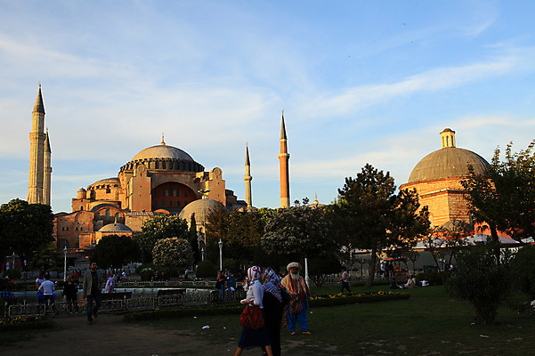 포토 JPG 주간 나무 식물 구름 해외풍경 해외 건축물 공원 건축 고건축 벤치 의자 중동 건축양식 해외건축 서양건축 종교건축 종교시설 하늘 이스탄불 사람 풍경 여러명 야외 건물 성당 교회 사찰 사원 분수 박물관 모스크 분수대 이슬람건축 아야소피아 튀르키예 국내포토 자연요소 공공시설 나라 아시아 종교 가구 다수 이슬람교 시설 파일형식