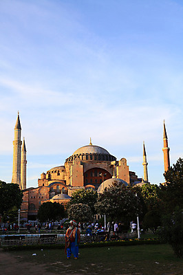포토 JPG 주간 나무 식물 구름 해외풍경 해외 건축물 공원 건축 고건축 벤치 의자 중동 건축양식 해외건축 서양건축 종교건축 종교시설 하늘 이스탄불 사람 풍경 여러명 야외 건물 성당 교회 사찰 사원 분수 박물관 모스크 분수대 이슬람건축 아야소피아 튀르키예 국내포토 자연요소 공공시설 나라 아시아 종교 가구 다수 이슬람교 시설 파일형식
