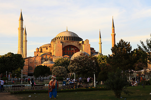 포토 JPG 주간 나무 식물 구름 해외풍경 해외 건축물 공원 건축 고건축 벤치 의자 중동 건축양식 해외건축 서양건축 종교건축 종교시설 하늘 이스탄불 사람 풍경 여러명 야외 건물 성당 교회 사찰 사원 분수 박물관 모스크 분수대 이슬람건축 아야소피아 튀르키예 국내포토 자연요소 공공시설 나라 아시아 종교 가구 다수 이슬람교 시설 파일형식