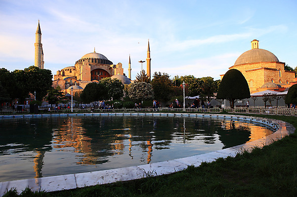 포토 JPG 주간 나무 식물 구름 해외풍경 해외 건축물 공원 건축 고건축 중동 건축양식 해외건축 서양건축 종교건축 종교시설 하늘 이스탄불 물그림자 사람 풍경 여러명 야외 건물 성당 교회 사찰 사원 분수 박물관 모스크 분수대 이슬람건축 아야소피아 튀르키예 국내포토 자연요소 공공시설 나라 아시아 종교 다수 그림자 이슬람교 시설 파일형식