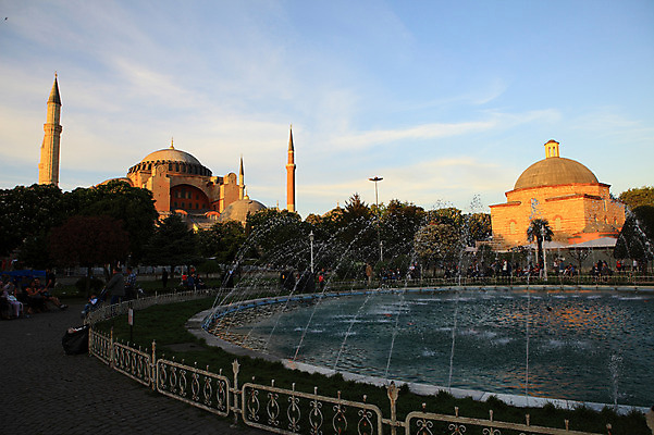 포토 JPG 주간 나무 식물 구름 해외풍경 해외 건축물 공원 건축 고건축 중동 건축양식 해외건축 서양건축 종교건축 종교시설 하늘 이스탄불 사람 풍경 여러명 야외 건물 성당 교회 사찰 사원 분수 박물관 모스크 분수대 이슬람건축 아야소피아 튀르키예 국내포토 자연요소 공공시설 나라 아시아 종교 다수 이슬람교 시설 파일형식