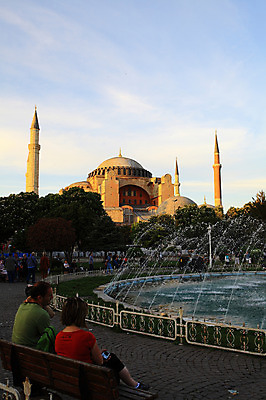 포토 JPG 주간 나무 식물 구름 해외풍경 해외 건축물 공원 건축 고건축 벤치 의자 중동 건축양식 해외건축 서양건축 종교건축 종교시설 하늘 이스탄불 사람 풍경 여러명 야외 건물 성당 교회 사찰 사원 분수 박물관 모스크 분수대 이슬람건축 아야소피아 튀르키예 국내포토 자연요소 공공시설 나라 아시아 종교 가구 다수 이슬람교 시설 파일형식