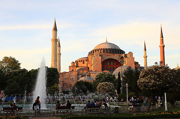 포토 JPG 주간 나무 식물 구름 해외풍경 해외 건축물 공원 건축 고건축 벤치 의자 중동 건축양식 해외건축 서양건축 종교건축 종교시설 하늘 이스탄불 사람 풍경 여러명 야외 건물 성당 교회 사찰 사원 분수 박물관 모스크 분수대 이슬람건축 아야소피아 튀르키예 국내포토 자연요소 공공시설 나라 아시아 종교 가구 다수 이슬람교 시설 파일형식