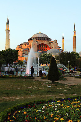 포토 JPG 주간 나무 식물 해외풍경 해외 건축물 공원 건축 고건축 꽃밭 벤치 의자 중동 건축양식 해외건축 서양건축 종교건축 종교시설 이스탄불 사람 풍경 여러명 야외 건물 성당 교회 정원 사찰 사원 분수 박물관 모스크 분수대 이슬람건축 아야소피아 튀르키예 국내포토 자연요소 공공시설 꽃 나라 아시아 종교 가구 다수 이슬람교 시설 파일형식
