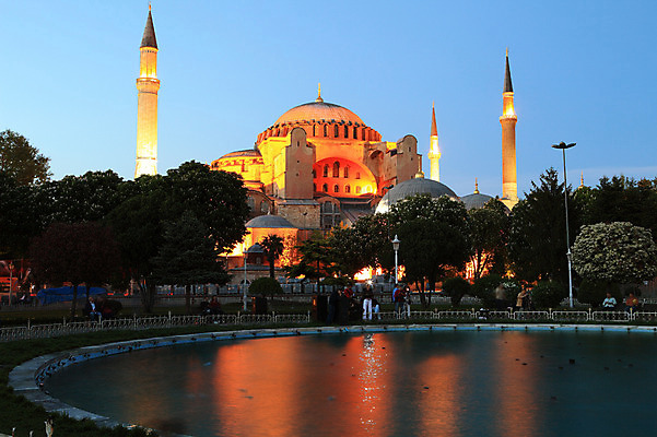 포토 JPG 주간 나무 식물 해외풍경 해외 건축물 공원 건축 고건축 중동 건축양식 해외건축 서양건축 종교건축 종교시설 조명 이스탄불 물그림자 사람 풍경 여러명 야외 건물 빛 성당 교회 사찰 사원 분수 박물관 모스크 분수대 이슬람건축 아야소피아 튀르키예 국내포토 자연요소 공공시설 나라 아시아 종교 다수 그림자 이슬람교 시설 파일형식