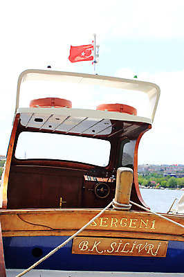 포토 JPG 주간 해외풍경 해외 밧줄 교통수단 바다 수상교통 중동 이스탄불 풍경 사람없음 야외 항구 깃발 보트 국기 해안도시 터키국기 선박 튀르키예 국내포토 자연요소 나라 아시아 줄 교통 배_교통 교통시설 도시 파일형식