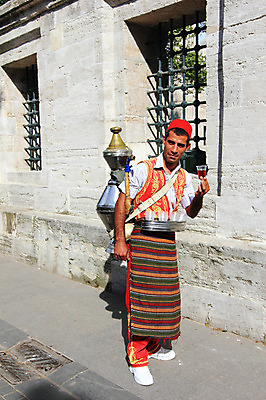 포토 JPG 주간 전신 서양인 외국인 해외풍경 해외 건축물 남자 도로 길 음료 중동 거리 이스탄불 거리풍경 한명 서기 들기 사람 풍경 야외 건물 도시풍경 판매 도시 상인 터키인 남자만 남자한명만 튀르키예 국내포토 자연요소 1 건축 나라 아시아 교통시설 모션 인종 파일형식