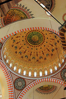 포토 JPG 해외풍경 해외 문양 건축물 건축 로우앵글 고건축 무늬 중동 건축양식 해외건축 서양건축 종교건축 종교시설 이스탄불 실내 풍경 사람없음 내부 건물 교회 사찰 사원 이슬람교 천장 모스크 이슬람건축 에윕술탄자미 튀르키예 국내포토 나라 아시아 종교 뷰포인트 시설 파일형식