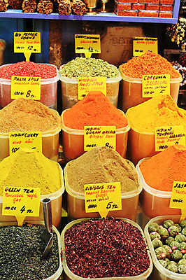 포토 JPG 해외풍경 해외 음식 외국문화 식재료 재료 중동 이스탄불 종류 풍경 사람없음 판매 상점 전시 다양 시장 향신료 가격표 터키문화 향료 재래시장 이집션바자르 향료시장 튀르키예 국내포토 동양문화 나라 아시아 문화 다수 향기 냄새 향미료 파일형식