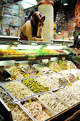 포토 JPG 해외풍경 해외 여자 음식 외국문화 식재료 재료 중동 이스탄불 종류 한명 사람 풍경 판매 상점 전시 다양 시장 상인 향신료 가격표 터키문화 향료 재래시장 이집션바자르 향료시장 여자만 여자한명만 튀르키예 국내포토 1 동양문화 나라 아시아 문화 다수 향기 냄새 향미료 파일형식