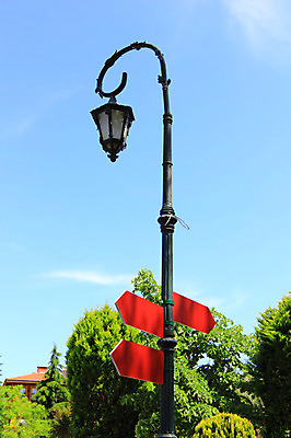 포토 JPG 주간 나무 식물 구름 해외풍경 해외 시설물 공공시설 가로등 중동 하늘 조명 이스탄불 알림판 풍경 사람없음 야외 건물 도시풍경 맑음 도시 표지판 시설 콘스탄티노플 튀르키예 국내포토 자연요소 건축물 나라 아시아 날씨 파일형식