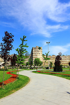 포토 JPG 주간 나무 식물 구름 해외풍경 해외 건축물 공원 건축 꽃 길 벽 외국문화 꽃밭 벤치 의자 유적 중동 유적지 하늘 이스탄불 풍경 잔디 사람없음 야외 담장 맑음 손상 산책로 원근감 성 폐허 고대도시 옛터 성벽 터키문화 콘스탄티노플 튀르키예 국내포토 자연요소 동양문화 전통 공공시설 나라 아시아 문화 뷰포인트 가구 컨셉 고건축 날씨 고대문명 파일형식