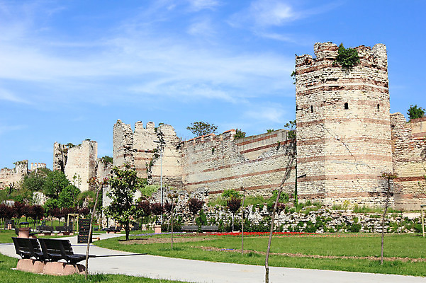 포토 JPG 주간 나무 식물 구름 해외풍경 해외 건축물 공원 건축 꽃 길 벽 외국문화 꽃밭 벤치 의자 유적 중동 유적지 하늘 이스탄불 풍경 잔디 사람없음 야외 담장 맑음 손상 산책로 성 폐허 고대도시 옛터 성벽 터키문화 콘스탄티노플 튀르키예 국내포토 자연요소 동양문화 전통 공공시설 나라 아시아 문화 가구 컨셉 고건축 날씨 고대문명 파일형식