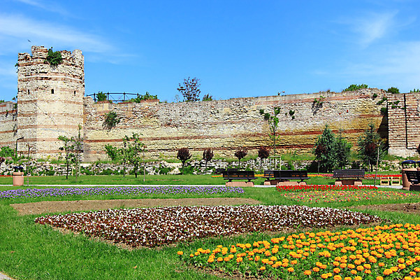 포토 JPG 주간 나무 식물 구름 해외풍경 해외 건축물 공원 건축 꽃 벽 외국문화 꽃밭 벤치 의자 유적 중동 유적지 하늘 이스탄불 풍경 잔디 사람없음 야외 담장 맑음 손상 성 폐허 고대도시 옛터 성벽 터키문화 콘스탄티노플 튀르키예 국내포토 자연요소 동양문화 전통 공공시설 나라 아시아 문화 가구 컨셉 고건축 날씨 고대문명 파일형식