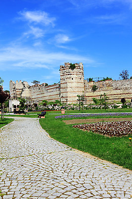 포토 JPG 주간 나무 식물 구름 해외풍경 해외 건축물 공원 건축 꽃 길 벽 외국문화 꽃밭 벤치 의자 유적 중동 유적지 하늘 이스탄불 풍경 잔디 사람없음 야외 담장 맑음 손상 산책로 원근감 성 폐허 고대도시 옛터 성벽 터키문화 콘스탄티노플 튀르키예 국내포토 자연요소 동양문화 전통 공공시설 나라 아시아 문화 뷰포인트 가구 컨셉 고건축 날씨 고대문명 파일형식