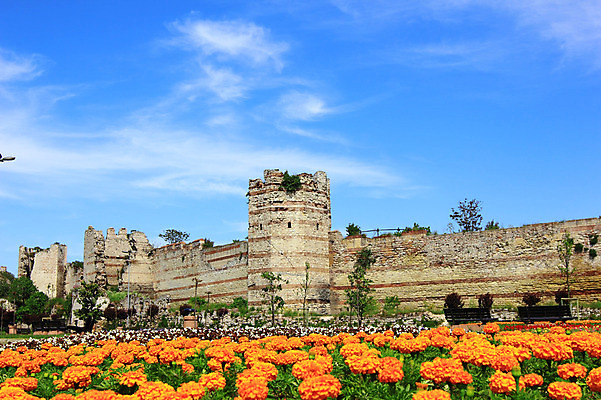 포토 JPG 주간 나무 식물 구름 해외풍경 해외 건축물 공원 건축 꽃 벽 외국문화 꽃밭 벤치 의자 유적 중동 유적지 자연 하늘 이스탄불 풍경 사람없음 야외 담장 맑음 손상 성 폐허 고대도시 옛터 성벽 터키문화 콘스탄티노플 튀르키예 국내포토 자연요소 동양문화 전통 공공시설 나라 아시아 문화 가구 컨셉 고건축 날씨 고대문명 생태계 파일형식