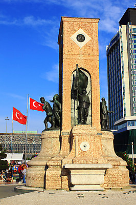 포토 JPG 주간 구름 해외풍경 해외 건축물 조각 중동 하늘 이스탄불 풍경 여러명 야외 건물 도시풍경 조형물 동상 조각상 탑 맑음 깃발 도시 보행자 국기 기념비 광장 탁심 터키국기 조각_조소 튀르키예 국내포토 자연요소 건축 나라 아시아 다수 날씨 미술 사람 기념물 조소 파일형식