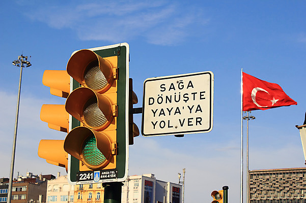 포토 JPG 주간 구름 문자 해외풍경 해외 시설물 건축물 공공시설 교통 중동 교통시설 하늘 이스탄불 알림판 풍경 사람없음 야외 건물 도시풍경 맑음 깃발 도시 표지판 국기 신호등 시설 신호 탁심 터키국기 튀르키예 국내포토 자연요소 건축 나라 아시아 날씨 파일형식