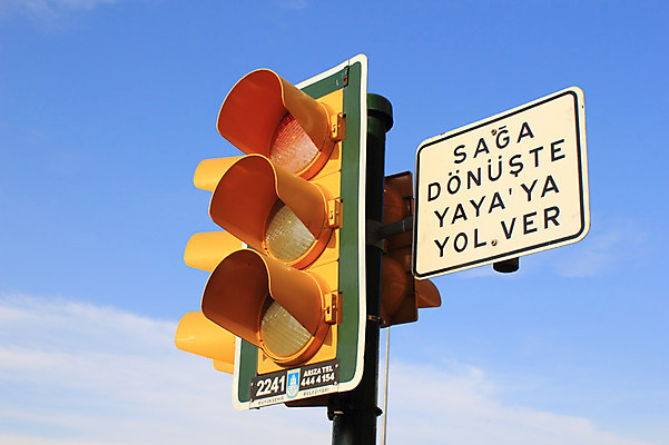 포토 JPG 주간 구름 문자 해외풍경 해외 시설물 공공시설 교통 중동 교통시설 하늘 이스탄불 알림판 풍경 사람없음 야외 도시풍경 맑음 도시 표지판 신호등 시설 신호 탁심 튀르키예 국내포토 자연요소 건축물 나라 아시아 날씨 파일형식