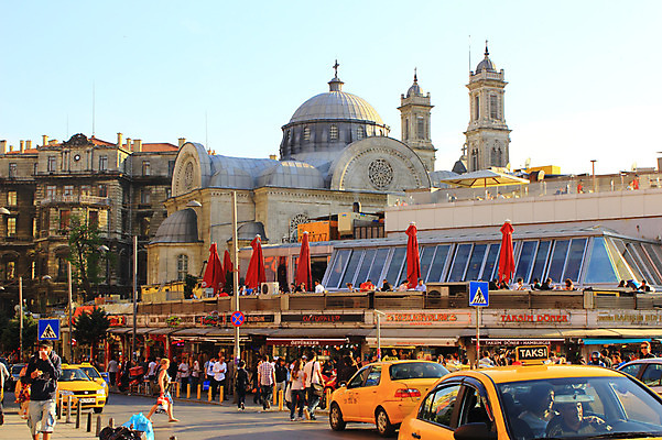 포토 JPG 주간 해외풍경 해외 건축물 도로 길 교통 가로등 중동 해외건축 서양건축 자동차 거리 대중교통 이스탄불 거리풍경 사람 풍경 여러명 야외 건물 도시풍경 상점 차도 도시 파라솔 보행자 도심 택시 탁심 튀르키예 국내포토 자연요소 공공시설 건축 나라 아시아 육상교통 교통수단 다수 교통시설 승용차 파일형식