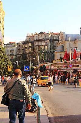 포토 JPG 주간 해외풍경 해외 건축물 도로 길 가로등 중동 해외건축 서양건축 자동차 거리 이스탄불 거리풍경 사람 풍경 여러명 야외 건물 도시풍경 상점 차도 도시 보행자 도심 택시 탁심 튀르키예 국내포토 자연요소 공공시설 건축 나라 아시아 육상교통 다수 교통시설 승용차 파일형식