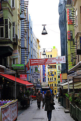 포토 JPG 주간 해외풍경 해외 건축물 도로 길 중동 해외건축 서양건축 거리 간판 이스탄불 거리풍경 사람 풍경 빌딩 여러명 야외 건물 도시풍경 상점 원근감 현수막 도시 보행자 도심 천막 탁심 튀르키예 국내포토 자연요소 건축 나라 아시아 뷰포인트 다수 교통시설 파일형식