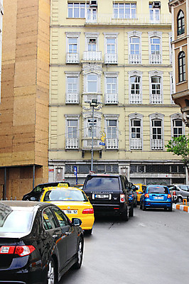 포토 JPG 주간 나무 식물 해외풍경 해외 건축물 도로 길 육상교통 교통 가로등 중동 해외건축 서양건축 자동차 거리 대중교통 이스탄불 거리풍경 풍경 빌딩 사람없음 야외 건물 도시풍경 차도 도시 택시 탁심 튀르키예 국내포토 자연요소 공공시설 건축 나라 아시아 교통수단 교통시설 승용차 파일형식