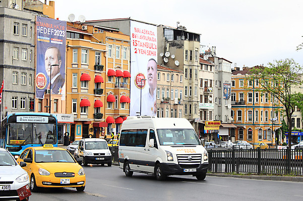 포토 JPG 주간 나무 식물 해외풍경 해외 건축물 도로 길 육상교통 교통 중동 해외건축 서양건축 자동차 거리 버스 대중교통 이스탄불 거리풍경 풍경 빌딩 사람없음 야외 건물 울타리 도시풍경 차도 현수막 도시 도심 택시 탁심 튀르키예 국내포토 자연요소 건축 나라 아시아 교통수단 교통시설 승용차 담장 파일형식