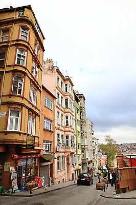 포토 JPG 나무 식물 구름 해외풍경 해외 건축물 건축 도로 길 중동 해외건축 서양건축 자동차 하늘 거리 주택 이스탄불 거리풍경 풍경 도시풍경 상점 원근감 도시 보행자 빌라 주택가 튀르키예 국내포토 자연요소 나라 아시아 육상교통 뷰포인트 교통시설 건물 파일형식