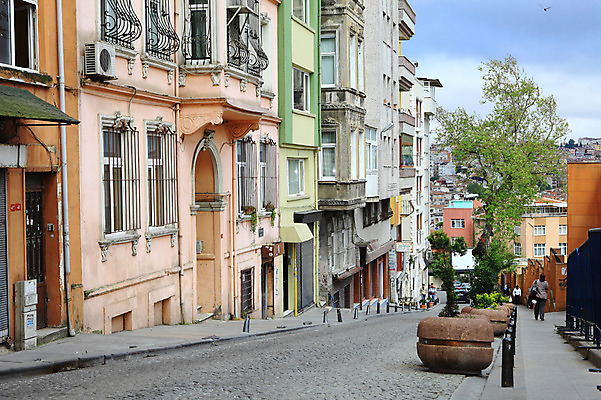 포토 JPG 나무 식물 구름 해외풍경 해외 건축물 건축 도로 길 중동 해외건축 서양건축 자동차 하늘 거리 주택 이스탄불 거리풍경 풍경 도시풍경 원근감 도시 보행자 빌라 주택가 튀르키예 국내포토 자연요소 나라 아시아 육상교통 뷰포인트 교통시설 건물 파일형식