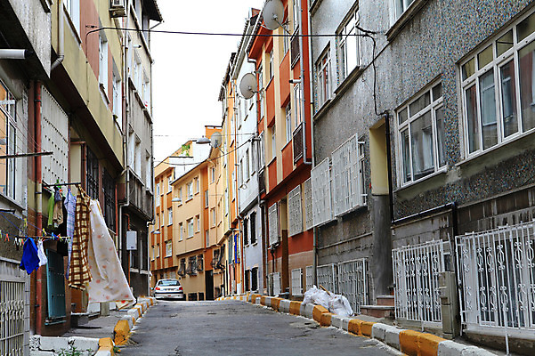 포토 JPG 주간 해외풍경 해외 건축물 건축 도로 길 중동 창문 해외건축 서양건축 자동차 주택 이스탄불 풍경 사람없음 야외 도시풍경 원근감 도시 골목길 오솔길 빌라 주택가 튀르키예 국내포토 자연요소 나라 아시아 육상교통 뷰포인트 교통시설 건물 파일형식