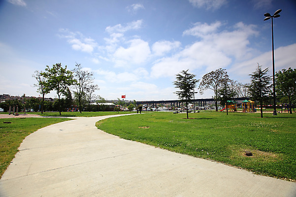 포토 JPG 주간 나무 식물 구름 해외풍경 해외 공원 길 바다 가로등 중동 하늘 이스탄불 풍경 해변 야외 도시풍경 항구 맑음 도시 놀이터 해안도시 가교 선박 튀르키예 국내포토 자연요소 건축물 공공시설 나라 아시아 수상교통 교통시설 놀이 날씨 파일형식