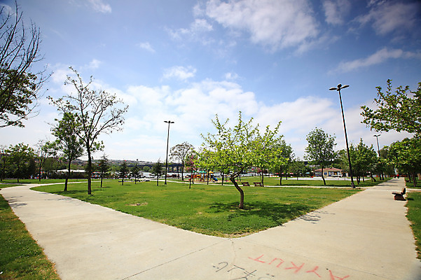 포토 JPG 주간 나무 식물 구름 해외풍경 해외 공원 길 바다 가로등 벤치 의자 중동 하늘 이스탄불 풍경 해변 사람없음 야외 도시풍경 항구 맑음 도시 놀이터 해안도시 가교 선박 튀르키예 국내포토 자연요소 건축물 공공시설 나라 아시아 가구 수상교통 교통시설 놀이 날씨 파일형식
