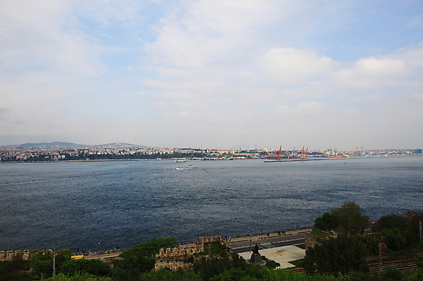 포토 JPG 주간 나무 식물 구름 해외풍경 해외 건축물 바다 수상교통 중동 하늘 이스탄불 풍경 해변 야외 도시풍경 항구 도시 성 해안도시 무역항 선박 튀르키예 국내포토 자연요소 건축 나라 아시아 교통수단 교통시설 무역 파일형식