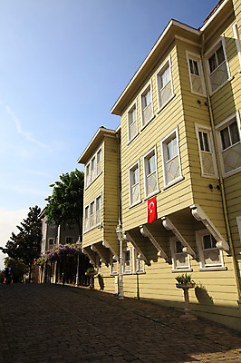 포토 JPG 주간 나무 식물 해외풍경 해외 건축물 건축 화분 중동 창문 해외건축 서양건축 하늘 거리 주택 이스탄불 거리풍경 풍경 야외 건물 도시풍경 맑음 깃발 도시 보행자 국기 주택가 터키국기 튀르키예 국내포토 자연요소 나라 아시아 날씨 파일형식