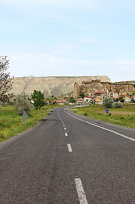 포토 JPG 주간 나무 식물 구름 해외풍경 해외 건축물 도로 길 중동 자동차 자연 하늘 바위산 산 카파도키아 풍경 사람없음 야외 건물 마을 골짜기 원근감 차도 암석 돌_바위 도시 아스팔트 기암괴석 차선_도로 튀르키예 국내포토 바위손 자연요소 건축 나라 아시아 육상교통 뷰포인트 교통시설 손짓 바위_돌 돌산 생태계 파일형식