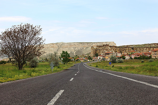 포토 JPG 주간 나무 식물 구름 해외풍경 해외 건축물 도로 길 중동 자동차 자연 하늘 바위산 산 카파도키아 풍경 사람없음 야외 건물 마을 골짜기 원근감 차도 암석 돌_바위 바위 도시 아스팔트 기암괴석 차선_도로 튀르키예 국내포토 자연요소 건축 나라 아시아 육상교통 뷰포인트 교통시설 바위_돌 돌산 생태계 파일형식