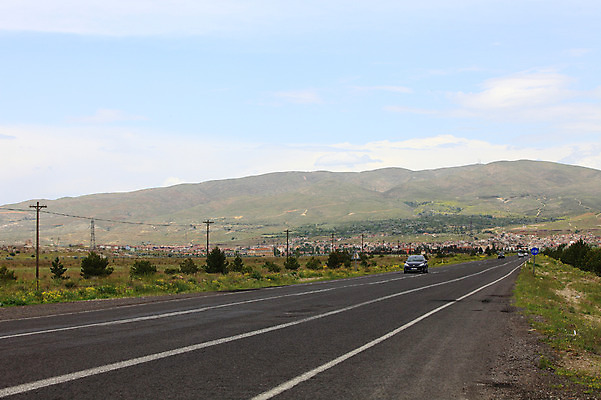 포토 JPG 주간 나무 식물 구름 해외풍경 해외 도로 길 중동 자동차 자연 하늘 산 카파도키아 풍경 사람없음 야외 마을 원근감 차도 도시 아스팔트 차선_도로 튀르키예 국내포토 자연요소 나라 아시아 육상교통 뷰포인트 교통시설 생태계 파일형식
