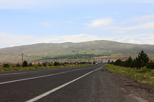 포토 JPG 주간 나무 식물 구름 해외풍경 해외 도로 길 중동 자동차 자연 하늘 산 카파도키아 풍경 사람없음 야외 마을 원근감 차도 도시 아스팔트 차선_도로 튀르키예 국내포토 자연요소 나라 아시아 육상교통 뷰포인트 교통시설 생태계 파일형식